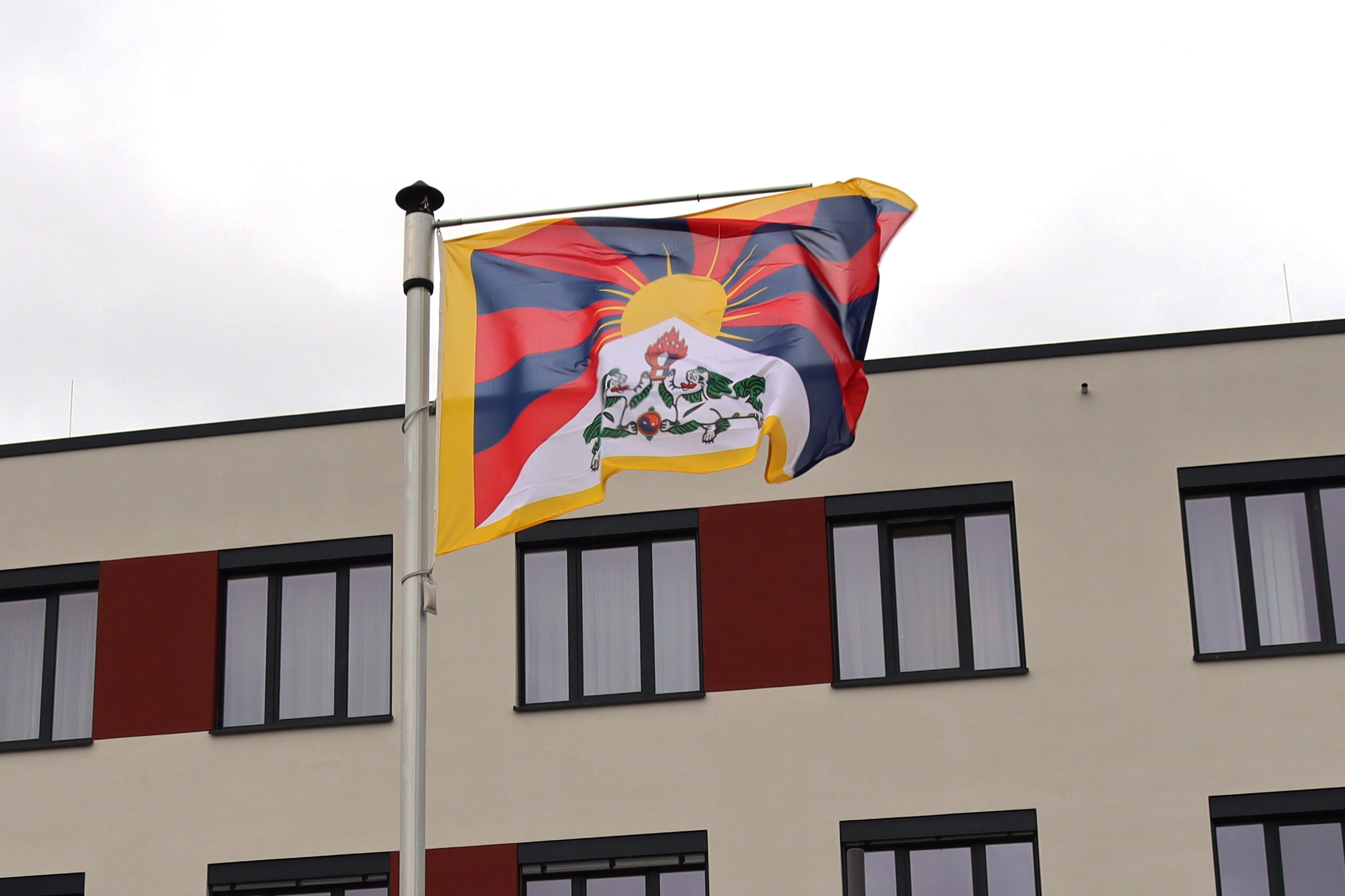 Der ASB zeigt Flagge für Tibet